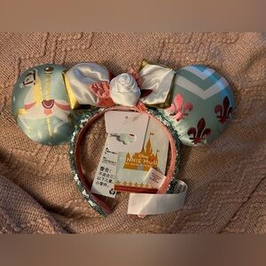 Limited! Minnie Mouse the main attraction Carousel! NWT in original packaging.